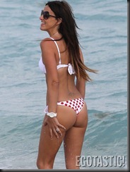 claudia-romani-white-and-red-bikinis-on-miami-beach-10-675x900
