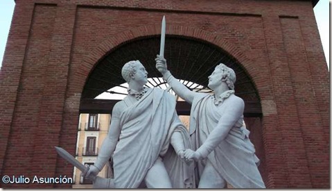 RONDA 7.13 DEL ESCULTURAL CONCURSO DE MICRORRELATOS DE FOROAZKENA… ¡¡¡PIEDRONCIAS CAMPEONA!!! Daoz-y-Velarde-hroes-de-la-Guerra-de%25255B2%25255D