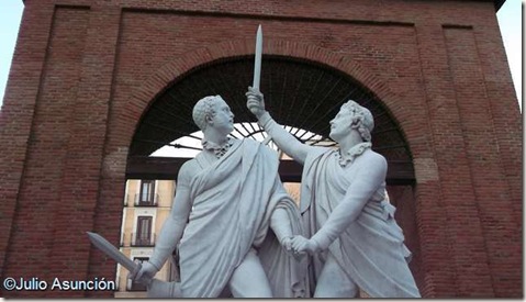 Daoíz y Velarde héroes de la Guerra de la Independencia - Plaza del Dos de Mayo - Madrid