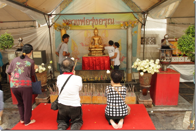 Prayers being offered at Wat Arun, Bangkok