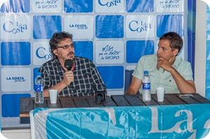 Felipe Pigna junto al intendente Juan Pablo de Jesús