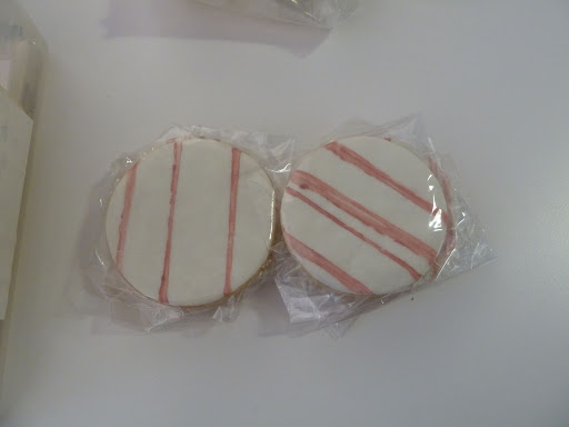 For the plaid suite, Maggie Austin Cakes painted some cookies.