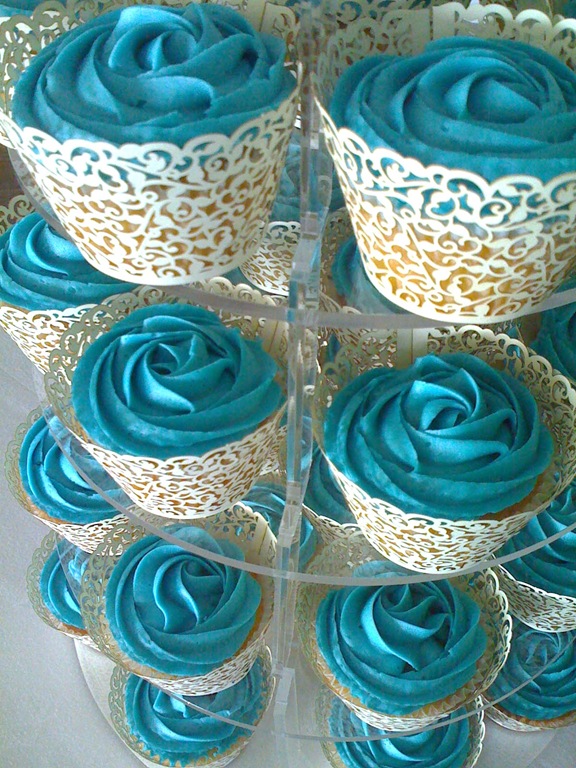 [Blue-Rose-Piped-Wedding-Cupcakes%255B5%255D.jpg]