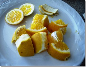 Quitale los polos y semillas a la naranja hervida y un poco de cáscara. Ponla en la licuadora Quitale los polos y semillas a la naranja hervida y un poco de cáscara. Ponla en la licuadora