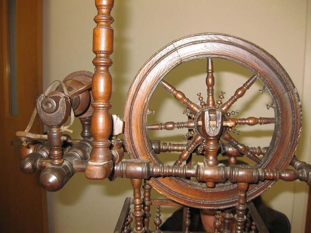 [antique_wheel_closeup5.jpg]