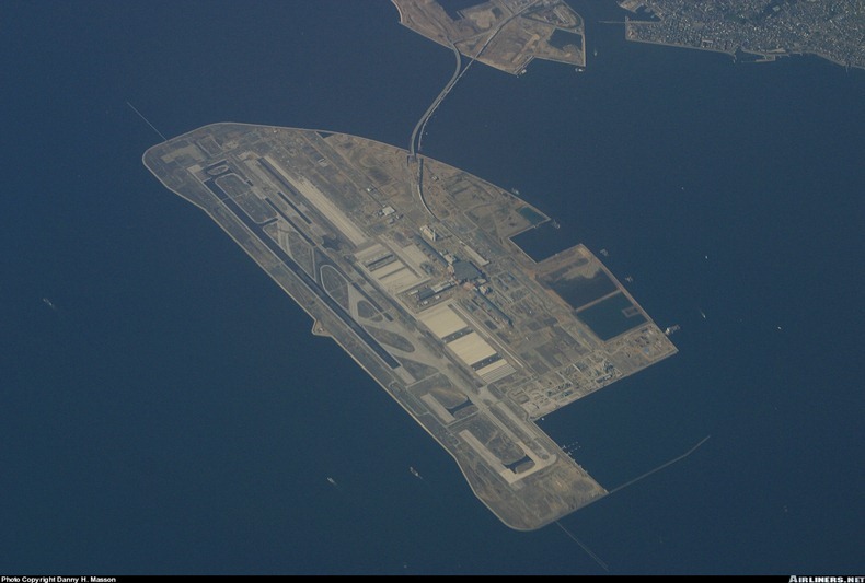  بالصور:فقط في اليابان مطار وسط المياه Kansai-int-airport-5%25255B2%25255D