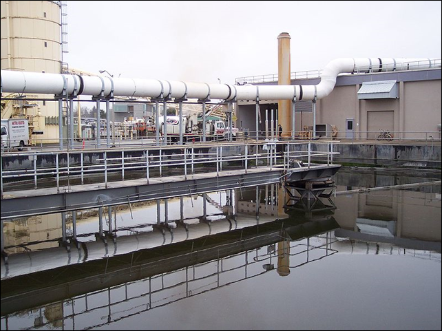Section of the Columbia Boulevard Wastewater Treatment Plant, 5001 North Columbia Boulevard, Portland, Oregon, United States, 1 January 2003. Photo: Rjgalindo / Wikipedia