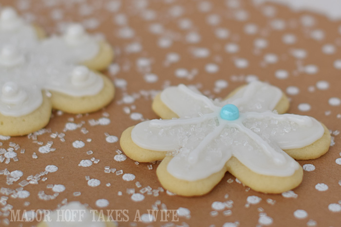 Frozen Snowflake sugar cookie. Christmas Snowflake Sugar Cookies : How to make icing and decorate. A wonderful step by step tutorial on how to make icing. You won't believe how easy it is to make! One of your favorite Christmas Cookie recipes will look stunning and elegant and truly worthy of gift giving! Because who doesn't love sugar cookies? Part of the Holidays Made Easy blog series. #HolidaysMadeEasy Frozen Snowflake sugar cookie. Christmas Snowflake Sugar Cookies : How to make icing and decorate. A wonderful step by step tutorial on how to make icing. You won't believe how easy it is to make! One of your favorite Christmas Cookie recipes will look stunning and elegant and truly worthy of gift giving! Because who doesn't love sugar cookies? Part of the Holidays Made Easy blog series. #HolidaysMadeEasy