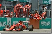 Vettel taglia il traguardo del gran premio della Malesia 2015