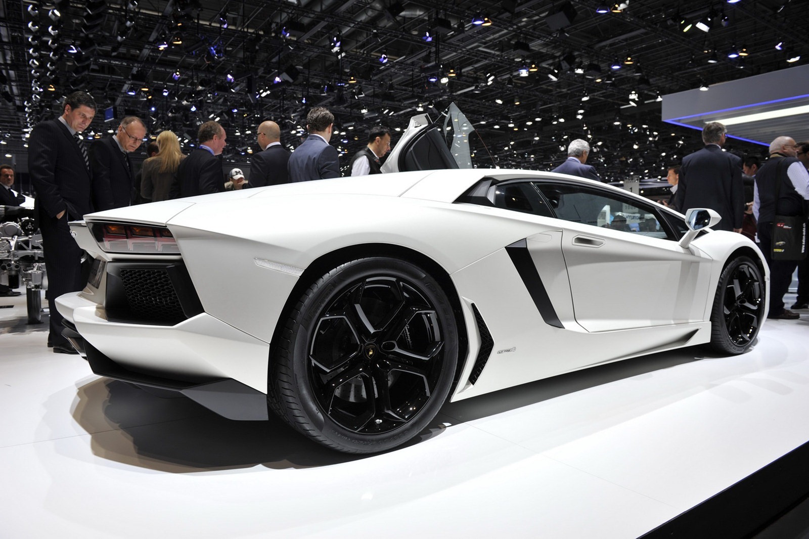 [Lamborghini-Aventador-LP700-4-2%255B2%255D.jpg]