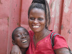 Rhona mit Straßenkind, Kampala