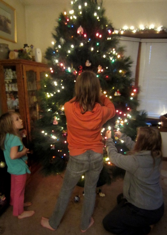 [DecoratingTree2%255B5%255D.jpg]