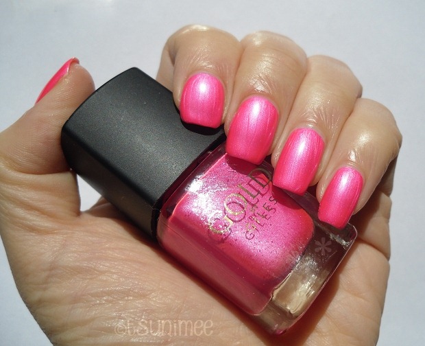 02-gold-by-giles-nail-polish-pink-review