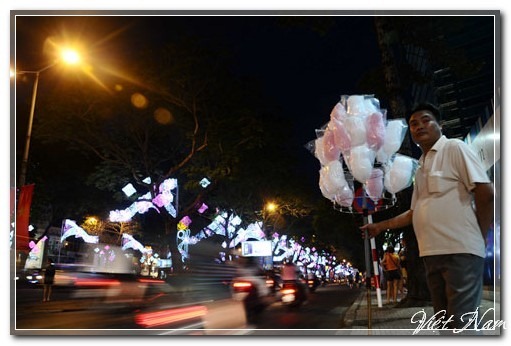 Đường phố Sài Gòn sáng rực đón năm mới