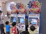 Crianças divertiram-se com máquinas equipadas com o game Super Sentai Battle Dice-O DX