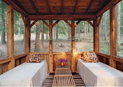 What a hybrid between indoors and outdoors! The setting is so serene.
(remodelista.com) What a hybrid between indoors and outdoors! The setting is so serene.
(remodelista.com)