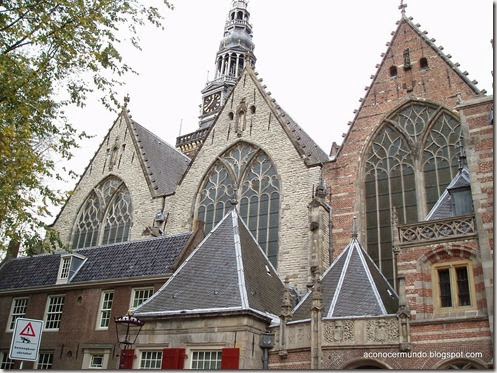 Amsterdam. Oude Kerk (Iglesia Vieja). Exterior - PB090605