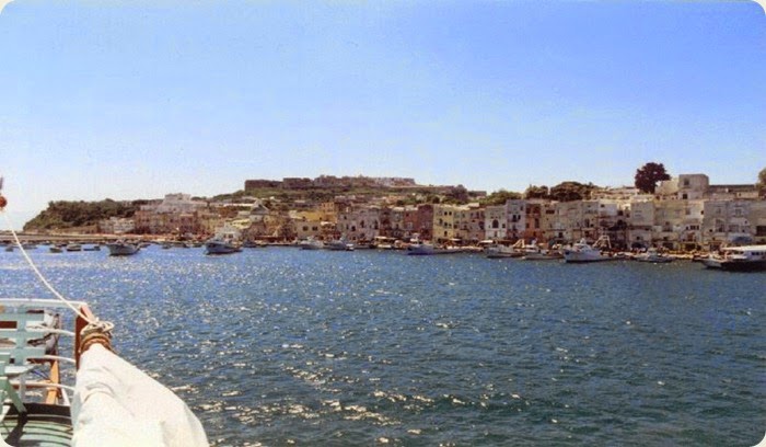 Procida_from_the_sea