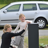 Julie og Zandra kigger efter post...