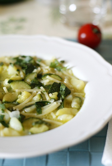 Minestra di zucchine, patate e spaghetti spezzati con erbette profumate |  Anna The Nice