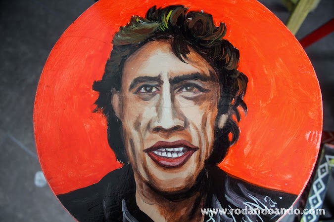 Una de las baquetas pintada por Lu.Cu.Ma. un conocido artista plastico peruano