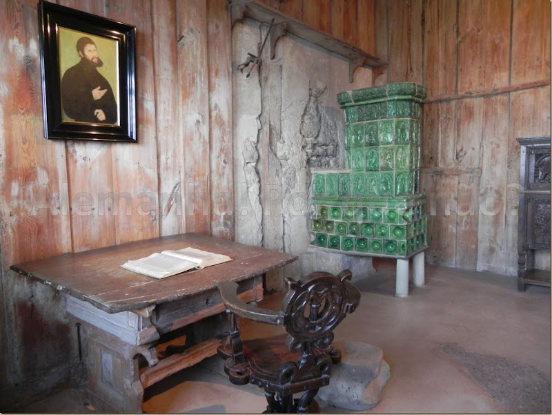 Quarto em que ficou Martinho Lutero durante os 10 meses refugiado para traduzir o Novo Testamento Quarto em que ficou Martinho Lutero nos 10 meses que permaneceu no castelo traduzindo o Novo Testamento do latim para o alemão