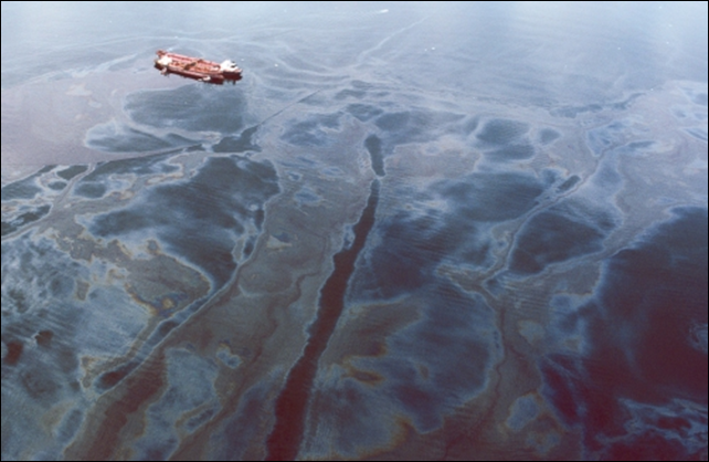 Aerial view of the Exxon Valdez and the oil spill in 1989. 