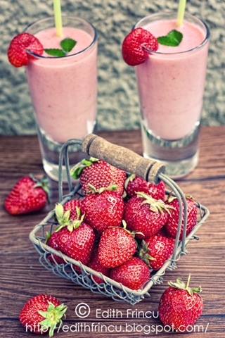 [smoothie%2520de%2520capsuni%2520si%2520rubarba%25201%255B5%255D.jpg]