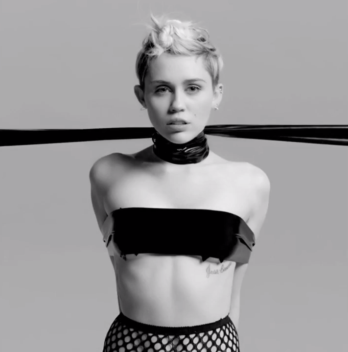 [Miley%2520Cyrus_%2520Tongue%2520Tied%2520-%2520NOWNESS.FLV_snapshot_00.17_%255B2014.05.02_19.27.56%255D%255B6%255D.png]