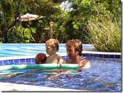 1ano 7 meses na piscina com o papai (3)