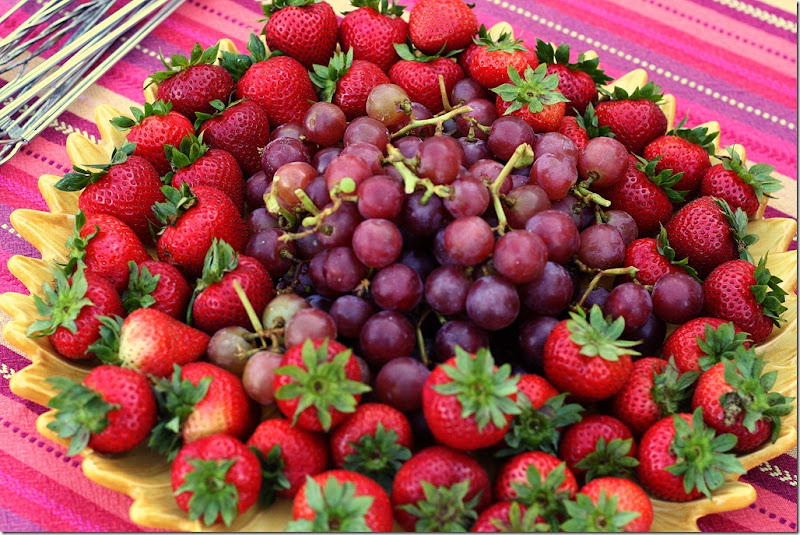 2011 08 13_grapes and strawberries web 2011 08 13_grapes and strawberries web