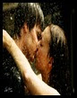 beso bajo la lluvia