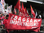 Workers start marching from Liwasang Bonifacio to US Embassy (Photo by M. Salamat / Bulatlat.com)