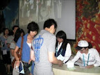 Personal del stand sellando Pasaportes