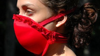 soutien-gorge-masque-gaz_2