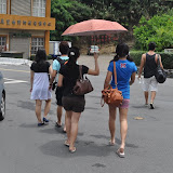 Yehliu atrau a molt turisme local. Noia típica a Taiwan amb mini pantaló i paraigües contra el sol