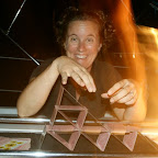 komische Kartenhäuschen auf dem Boot vor Anker