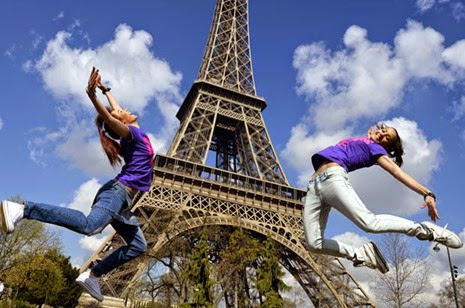 Turistas saltam em frente à Torre Eiffel, em Paris (Foto: Franck Fife/AFP) Torre Eiffel em Paris
