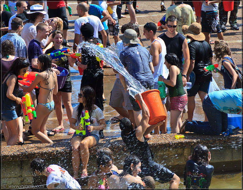 il/Настоящее мочилово в центре Тель Авива (20110701 ta water war 030 6747)