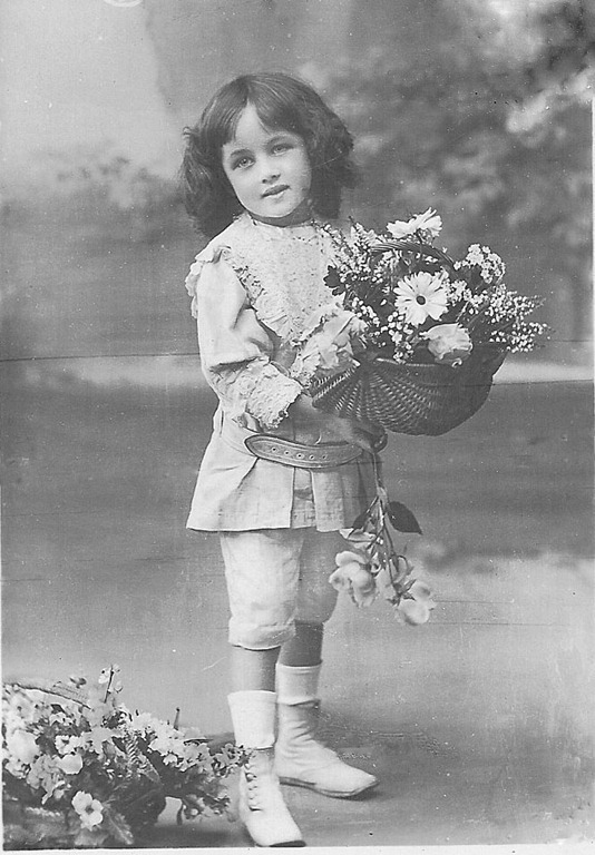[girlwfleurs1%255B6%255D.jpg]