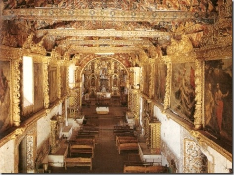 Iglesia de Andahuaylillas debe de haberse construido a finales del siglo XVI, pues uno de sus murales, que firma Luis de Riaño Iglesia de Andahuaylillas debe de haberse construido a finales del siglo XVI, pues uno de sus murales, que firma Luis de Riaño