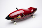 Torpedo limited edition - Designblok 09
Design: Anna a Jerry Kozovi
Produkce: SYMBIO Design
Foto: Tomáš Souček
1920 Burt Munro - Indian Scout
V roce 1967 ve svých 68 letech zajel na svém motocyklu Indian Scout z roku 1920 světový rychlostní rekord, který dodnes nikdo nepřekonal: 311km/h
“V šedesátém sedmém jsme letěli jako bomba. Zhruba v půlce jízdy jsme se začali dost pohupovat. Abych ji uklidnil, musel jsem si poposednout výš. Proud větru mi strhnul brýle a doslova mi tlačil oči do hlavy. Vůbec nic jsem neviděl. Byli jsme daleko od čáry a tak jsem ji položil. Pár škrábanců ale jinak nic.“