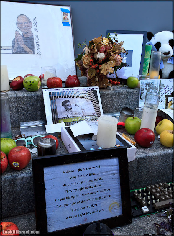 Америка 2.0 / Нью Йорк   Мемориал Стива Джобса у Apple Store на 5 ой авеню (foto america iphone  Я фото steve jobs new york ipad apple store apple  20111016 usa ny jobs memorial 004 8522)