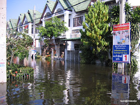 พ่อพู่กันกลับบ้านไปเตรียมบ้านให้พร้อมรับน้ำระลอกใหญ่ที่กำลังจะมา