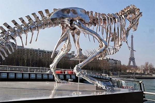 Chrome T-Rex скульптура на берегу Сены в Париже (10 фото) | Картинка №9