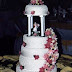 Nº108: Terminación en fondant extendido blanco, con carpeta de encaje y una cascada de flores de azúcar, montaje combinado piso sobre piso y pilares.
