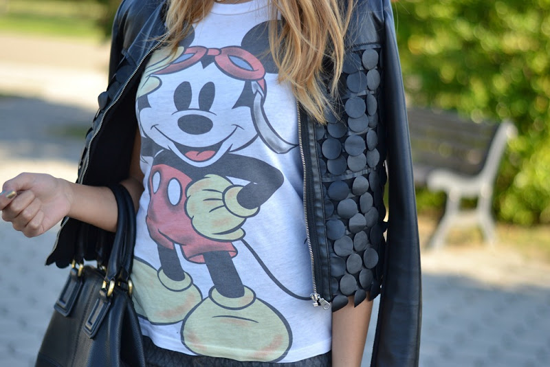 Mickey Mouse tee, Mickey Mouse, Giacca Rinascimento, Studded Loafers, True Religion Pants, True Religion, Dior Sunglasses, Mia Gioia Jewels