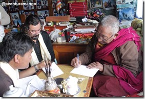 Lama Geshe Preparando os cartões