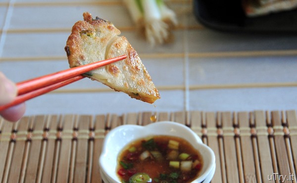 Chinese Scallion (Green Onion) Pancakes With Soy-Ginger Dipping Sauce (蔥油餅配姜汁醬油)  http://uTry.it