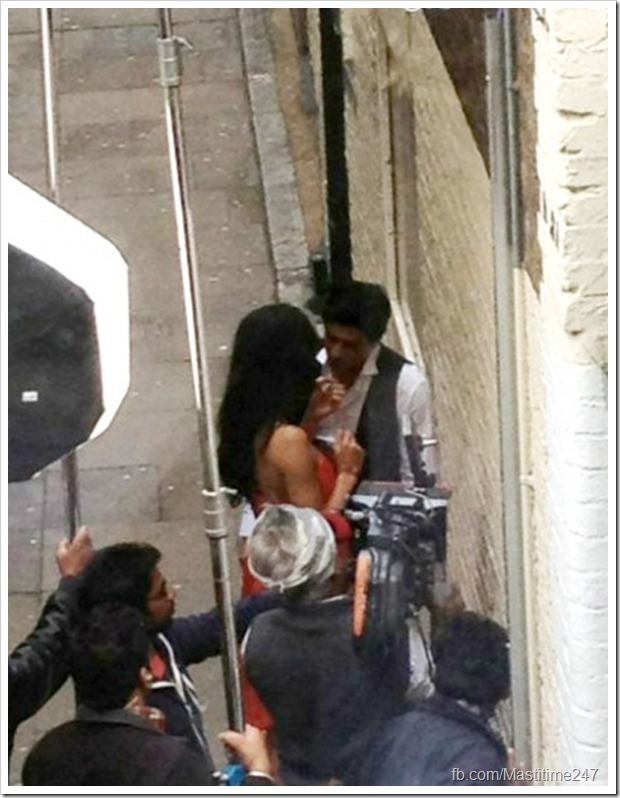 Shahrukh Khan-Katrina Kaif caught in a passionate moment2